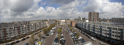 816068 Panorama van de parkeerplaats aan de Van Starkenborghhof bij het winkelcentrum Kanaleneiland te Utrecht, vanaf ...